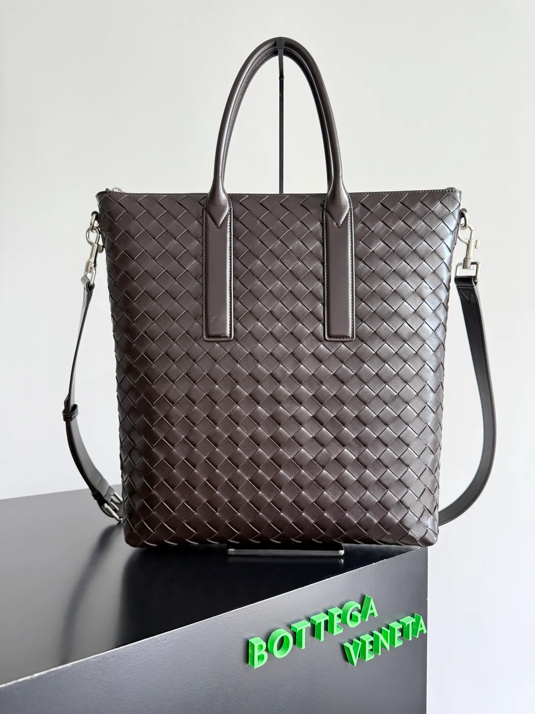 Batch 2520 BOTTEGA VENETA Bottega Veneta's 2025 new men's Intrecciato woven soft briefcase, the advanced version of the briefcase is officially launched. The classic calfskin weave has a gentle and generous style, which not only reduces the seriousness of work but also reflects taste. The large-capacity design takes into account the need of many men to go out to work, reducing the trouble of carrying multiple bags when going out. Small items such as computers and pens are all stored at once. The bag body is equipped with detachable shoulder straps on both sides, so one bag can be carried multiple times, reducing the burden on shoulders. Style number: 815783 Size: 39*33.5*8.5cm